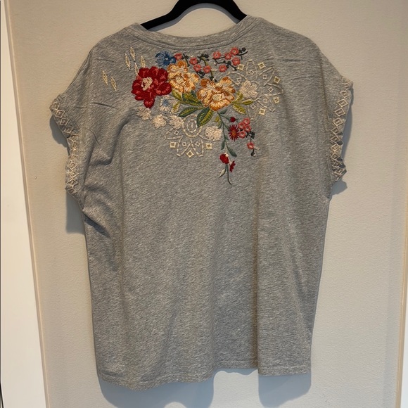 Johnny Was Gray Red Embellished Boxy Short Sleeve Tee - Large - Picture 4 of 5